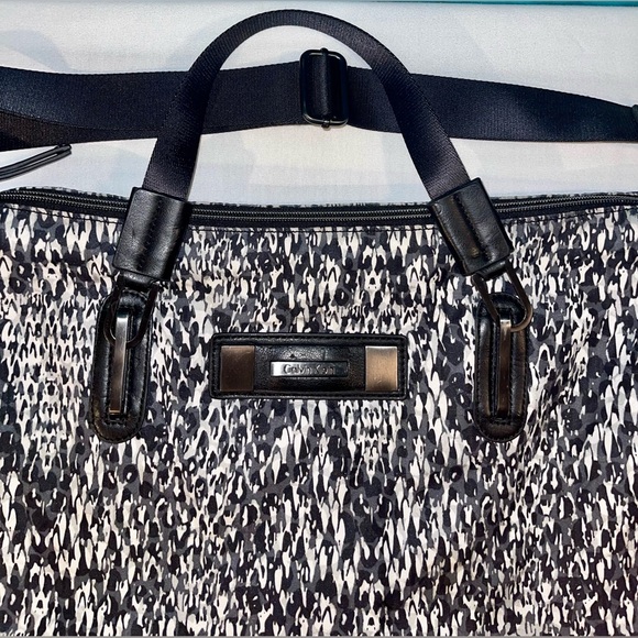 Calvin Klein weekender bag and toiletries/clutch bag - Picture 16 of 16